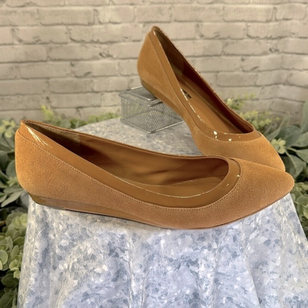BCBGeneration “Alonsa” Caramel Suede Pointed Toe Dress Low Wedges WMS 7.5B🧡EUC